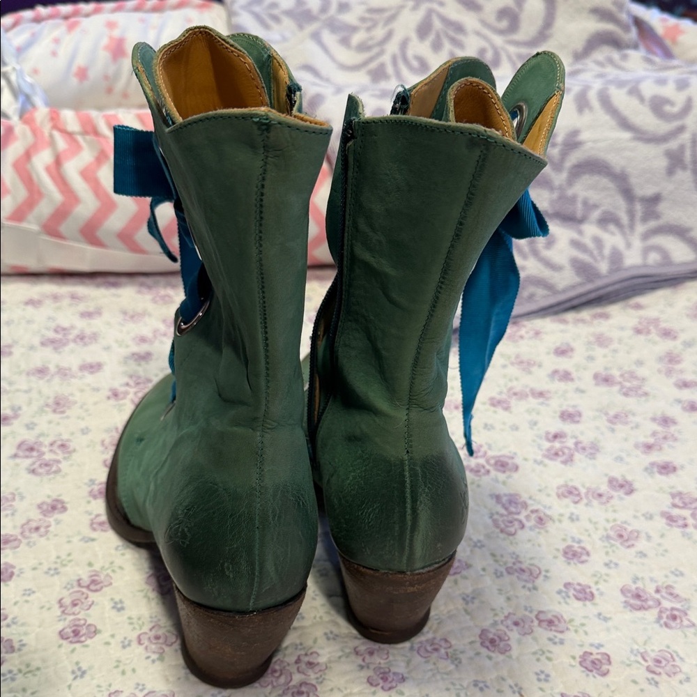 John Fluevog Green Leather Lace-Up Boots with Teal Ribbon Laces - Picture 4 of 7